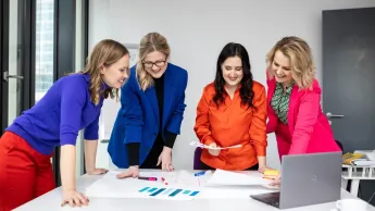 Branding i content marketing | Uniwersytet WSB Merito Warszawa: grupa ludzi pracująca nad projektem