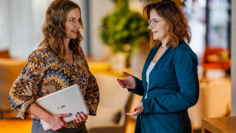 HR biznes partner | Studia podyplomowe w Warszawie | Uniwersytet WSB Merito Warszawa: dwie kobiety rozmawiające ze sobą
