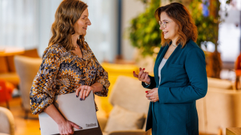 Bezpieczeństwo i ochrona cyberprzestrzeni | Studia podyplomowe w Warszawie | Uniwersytet WSB Merito Warszawa: dwie kobiety rozmawiające ze sobą