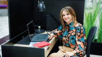 uśmiechnięta kobieta przy komputerze