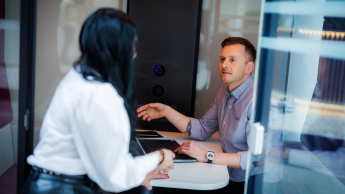 Zamówienia publiczne | Studia podyplomowe w Warszawie | Uniwersytet WSB Merito Warszawa: kobieta i mężczyzna podczas rozmowy