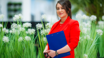 Ochrona środowiska | Studia podyplomowe w Warszawie | Uniwersytet WSB Merito Warszawa: kobieta trzymająca dokumenty