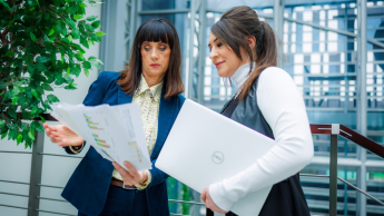 Wycena nieruchomości | Studia podyplomowe w Warszawie | Uniwersytet WSB Merito Warszawa: dwie kobiety analizujące wyniki sprzedażowe