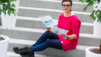 Efektywność energetyczna, odnawialne źródła energii i inne narzędzia prowadzące do transformacji energetycznej | Uniwersytet WSB Merito Warszawa: kobieta analizująca wykresy