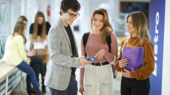 Menedżer ds. czystości technicznej | Uniwersytet WSB Merito Warszawa: grupa ludzi rozmawiająca ze sobą