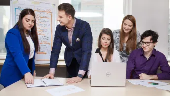 Psychologia w biznesie | Uniwersytet WSB Merito Warszawa: grupa ludzi pracująca nad projektem
