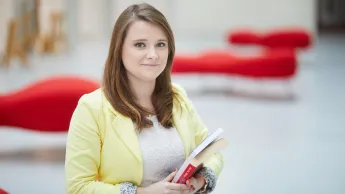 Edukacja i terapia osób z zaburzeniami ze spektrum autyzmu | Studia podyplomowe w Warszawie | Uniwersytet WSB Merito Warszawa: kobieta trzymająca książkę