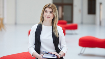 Neurologopedia | Studia podyplomowe w Warszawie | Uniwersytet WSB Merito Warszawa: kobieta trzymająca notes