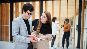 Audyt śledczy – psychologia sprawcy i techniki śledcze | Studia podyplomowe w Warszawie | Uniwersytet WSB Merito Warszawa: kobieta i mężczyzna podczas rozmowy