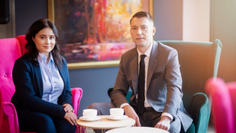 MBA Zarządzanie w podmiotach leczniczych | Studia MBA w Warszawie | Uniwersytet WSB Merito Warszawa: Uczestnicy studiów MBA rozmawiają przy stoliku na uczelni- Uniwersytet WSB Merito w Warszawie