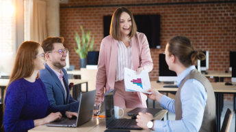 Wyniki wyszukiwania | Uniwersytet WSB Merito Warszawa: grupa ludzi ciesząca się z wykresu słupkowego