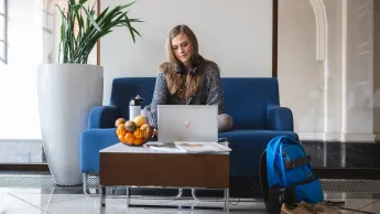 Copywriting sprzedażowy z AI | Uniwersytet WSB Merito Warszawa: Studentka uczy się w domu.