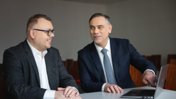 Stress Reduction Program | Studia podyplomowe w Warszawie | Uniwersytet WSB Merito Warszawa: uczestnicy MBA rozmawiają przy laptopie 