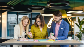 Zarządzanie kryzysowe | Uniwersytet WSB Merito Warszawa: studenci przy stole