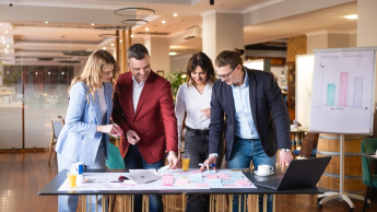 Mastering the Art of English Conversation | Szkolenia i kursy w Warszawie | Uniwersytet WSB Merito Warszawa: Studenci rozwiązują zadanie grupowe.