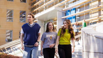 Stress Reduction Program | Uniwersytet WSB Merito Warszawa: Dwie studentki i student WSB Merito wychodzą z budynku uczelni