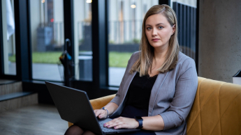 Nutripsychiatria | Studia podyplomowe w Warszawie | Uniwersytet WSB Merito Warszawa: pracownik z laptopem