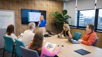 Dialog motywujący | Uniwersytet WSB Merito Warszawa: Ludzie dyskutujący przy stole