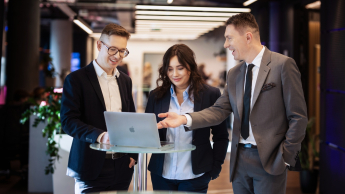 Wyniki wyszukiwania | Uniwersytet WSB Merito Warszawa: uczestnicy MBA rozmawiający przy latopie