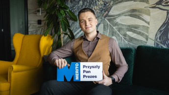 Nowoczesne przywództwo w biznesie | Studia podyplomowe w Warszawie | Uniwersytet WSB Merito Warszawa: Student z tabliczką