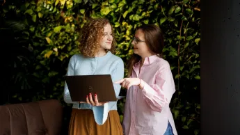 Audyt instytucji finansowych | Studia podyplomowe w Warszawie | Uniwersytet WSB Merito Warszawa: rozmowa studentek