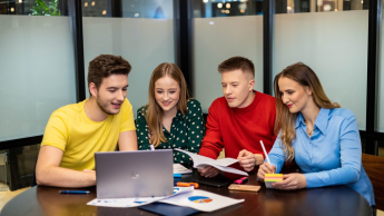 Coaching, mentoring i facylitacja | Studia I stopnia w Warszawie | Uniwersytet WSB Merito Warszawa: Studenci, dwie dziewczyny i dwóch chłopaków 