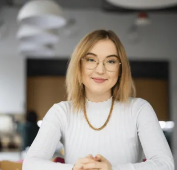 Szkoły i uczniowie | Uniwersytet WSB Merito Warszawa: Studentka_uniwerystet WSB Merito Warszawa