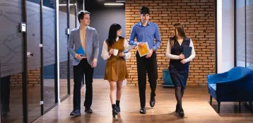 Strona główna | Uniwersytet WSB Merito Warszawa: Studenci idący korytarzem.