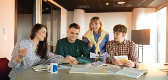 Studia I stopnia w Warszawie | Uniwersytet WSB Merito Warszawa: Grupa uczących się studentów 