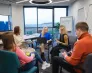 Myślisz o studiach? Możesz zacząć już w marcu! | Aktualności | Uniwersytet WSB Merito Warszawa: grupa ludzi pracująca nad projektem