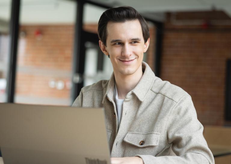 Cyfrowy uniwersytet | Uniwersytet WSB Merito Warszawa: Student UWSB