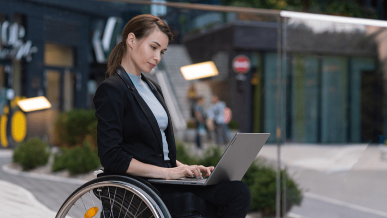 Nasze kampusy | Uniwersytet WSB Merito Warszawa: Zdjęcie główne: Warszawa - dziewczyna na wózku inwalidzkim 