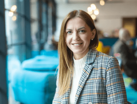 Oferty pracy | Uniwersytet WSB Merito Warszawa: Zdjęcie główne: Warszawa_uśmiechnieta dziewczyna 