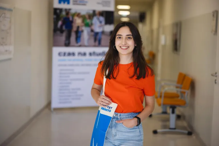 Studia I stopnia w Warszawie | Uniwersytet WSB Merito Warszawa: Studentka w pomarańczowej koszulce 