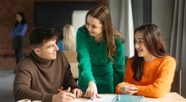 Studia I stopnia w Warszawie | Uniwersytet WSB Merito Warszawa: Trójka studentó, dwie młodzie dziewczyny i jeden chłopak, rozmawiają
