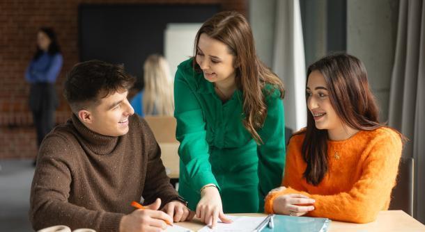 Studia I stopnia w Warszawie | Uniwersytet WSB Merito Warszawa: Trójka studentó, dwie młodzie dziewczyny i jeden chłopak, rozmawiają