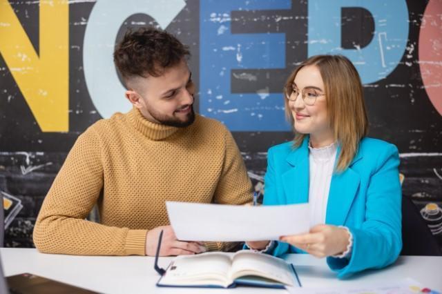 Stypendia i zniżki | Uniwersytet WSB Merito Warszawa: Dwoje studentów z notatkami