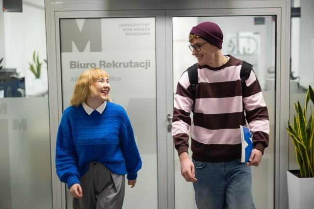 Prawo w administracji publicznej | Studia I stopnia w Warszawie | Uniwersytet WSB Merito Warszawa: Studenci na korytarzu