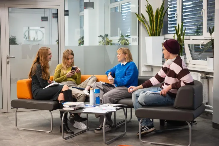 Maturzyści | Uniwersytet WSB Merito Warszawa: Grupa siedzących studentów
