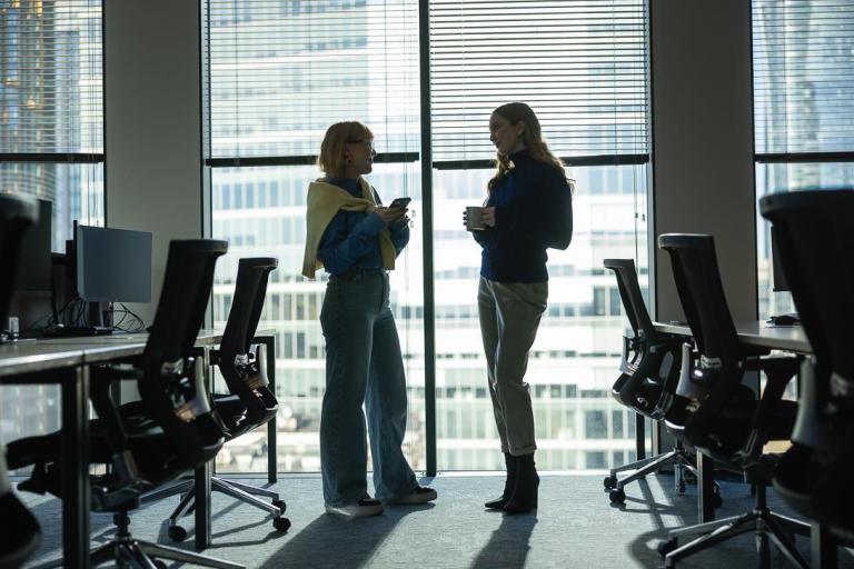 Logistyka - studia inżynierskie | Studia I stopnia w Warszawie | Uniwersytet WSB Merito Warszawa: Dwie osoby w biurze 