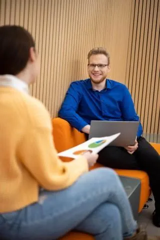 Zniżki i dofinansowania | Uniwersytet WSB Merito Warszawa: Dwie osoby i laptop