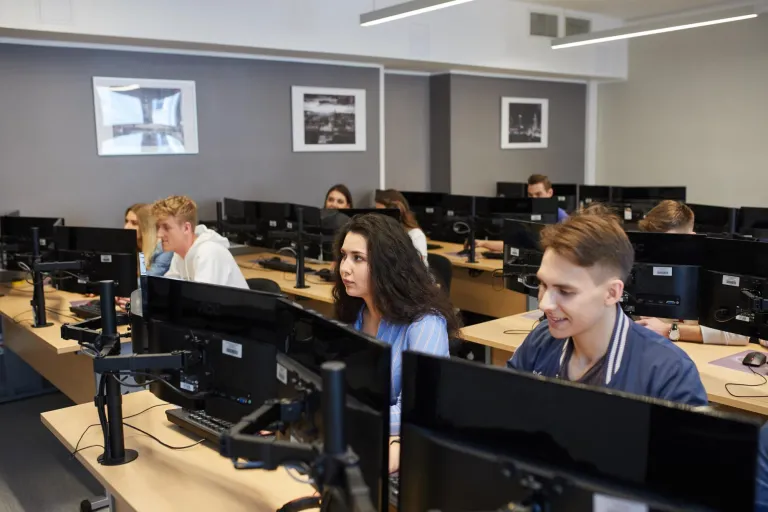 Front - end developer | Studia I stopnia w Warszawie | Uniwersytet WSB Merito Warszawa: Sala informatyczna ze studentami