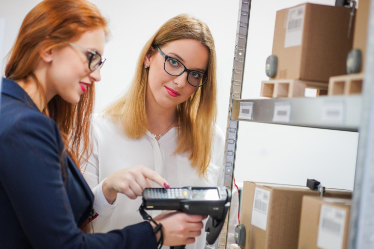 Automatyzacja i robotyzacja procesów logistycznych | Studia I stopnia w Warszawie | Uniwersytet WSB Merito Warszawa: Panie skanujące QR