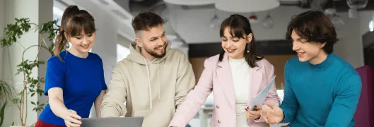Psychologia negocjacji i mediacji | Studia I stopnia w Warszawie | Uniwersytet WSB Merito Warszawa: Grupa studentów przy stole
