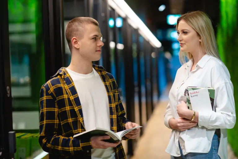Programowanie gier | Studia I stopnia w Warszawie | Uniwersytet WSB Merito Warszawa: Rozmowa studentów na korytarzu