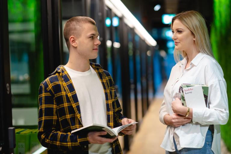 Programowanie gier | Studia I stopnia w Warszawie | Uniwersytet WSB Merito Warszawa: Rozmowa studentów na korytarzu