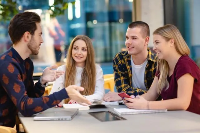 Finanse i rachunkowość | Studia I stopnia w Warszawie | Uniwersytet WSB Merito Warszawa: Grupa studentów przy notatkach