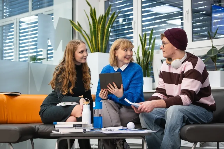 Biuro Karier i Praktyk | Uniwersytet WSB Merito Warszawa: Grupa studentów siedzi na sofie