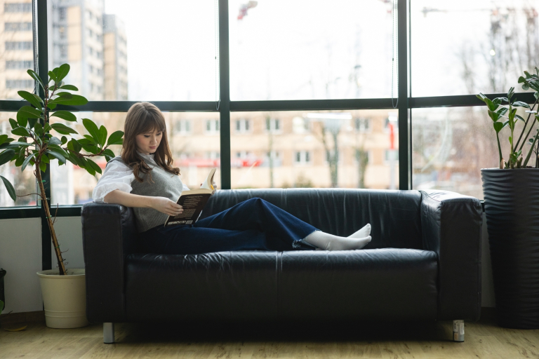 Mediacje sądowe i administracyjne | Studia I stopnia w Warszawie | Uniwersytet WSB Merito Warszawa: Studentka czytająca książkę 