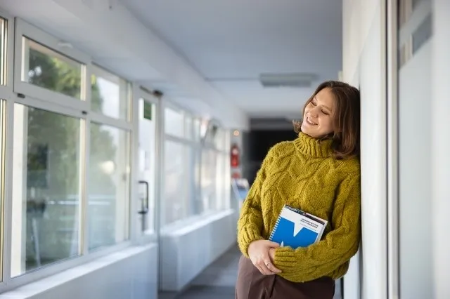 Pedagogika korekcyjna (terapia pedagogiczna) – dla pedagogów specjalnych | Studia podyplomowe w Warszawie | Uniwersytet WSB Merito Warszawa: Studentka z teczką 